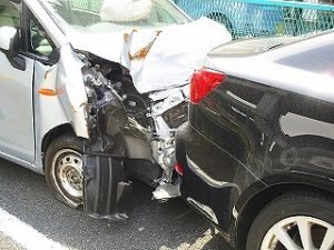 車同士がぶつかっている様子