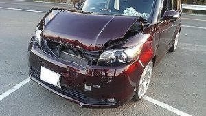 車がへこんでいる様子