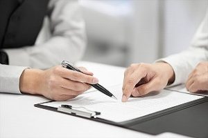 表を使って説明している様子