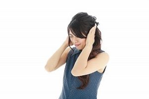 頭を抱えて悩んでいる様子
