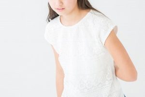 腰を押さえて痛がっている様子