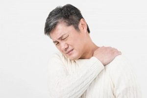 肩が上がらなくて落ち込んでいる様子