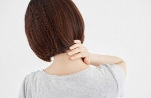 首を押さえている様子